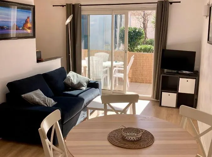 Charming 1 Bedroom Flat, Center With Pool And Car Park דירה