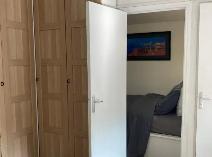 דירה Charming 1 Bedroom Flat, Center With Pool And Car Park *