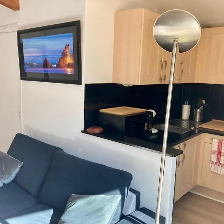 Charming 1 Bedroom Flat, Center With Pool And Car Park *