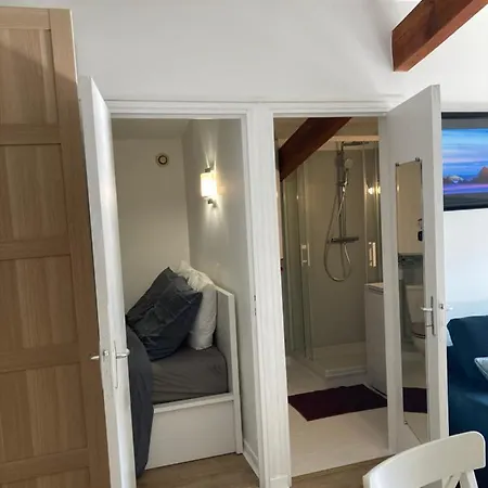 Apartment Charming 1 Bedroom Flat, Center With Pool And Car Park
