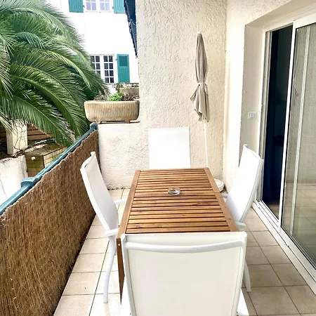 Charming 1 Bedroom Flat, Center With Pool And Car Park 아파트 *